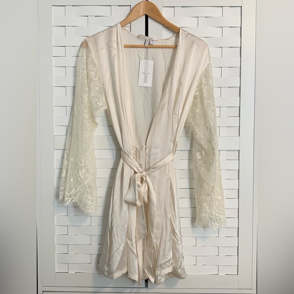 👰♀️ NORDSTROM LACE ROBE 👰♀️ - Picture 1 of 6